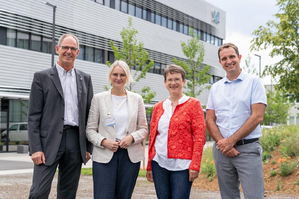 Bundestagsabgeordnete Natalie Pawlik besucht die Modellfabrik und das Trainings-Zentrum Qualitätswesen des SKZ in Würzburg