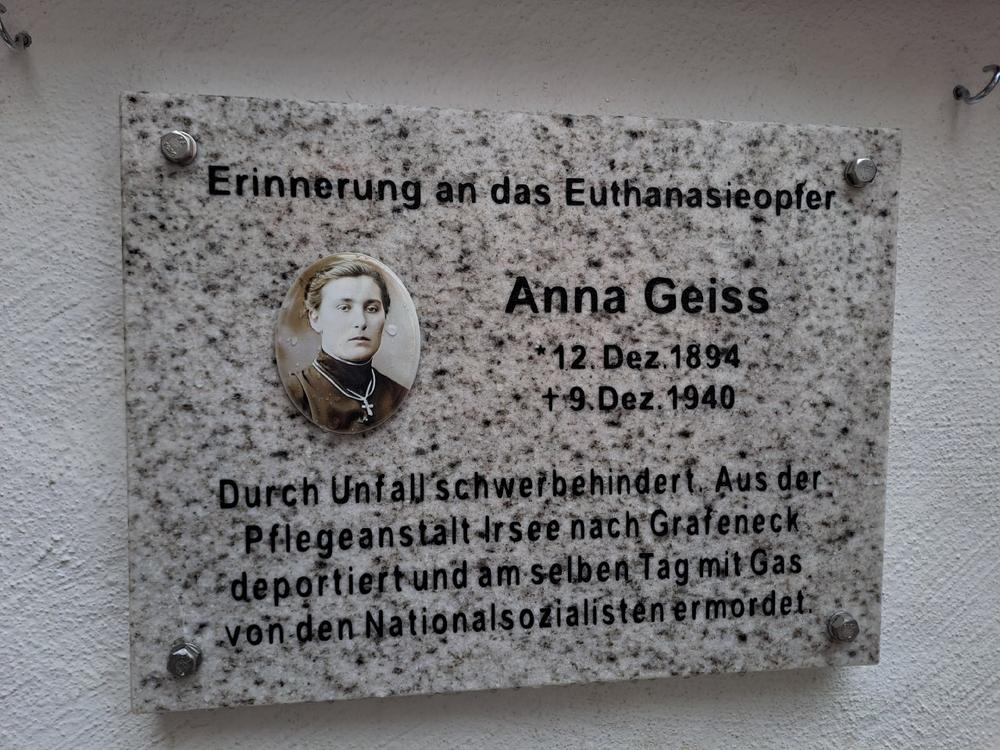 „Tante Anna“ – Gedenkplakette für die aus der Anstalt Irsee in die T4-Tötungsanstalt Grafeneck deportierte Anna Geiss aus Hattenhofen