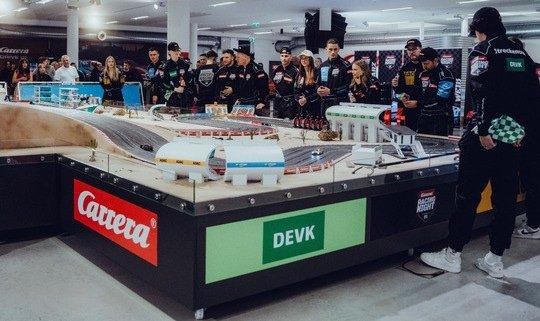DEVK präsentiert prominente Duelle auf digitaler Rennstrecke