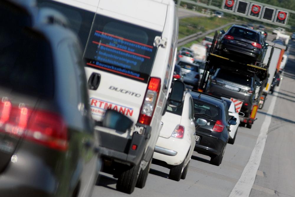 TÜV SÜD: Im Stau ständig Spur wechseln? Bringt nix und blockiert die Rettungsgasse