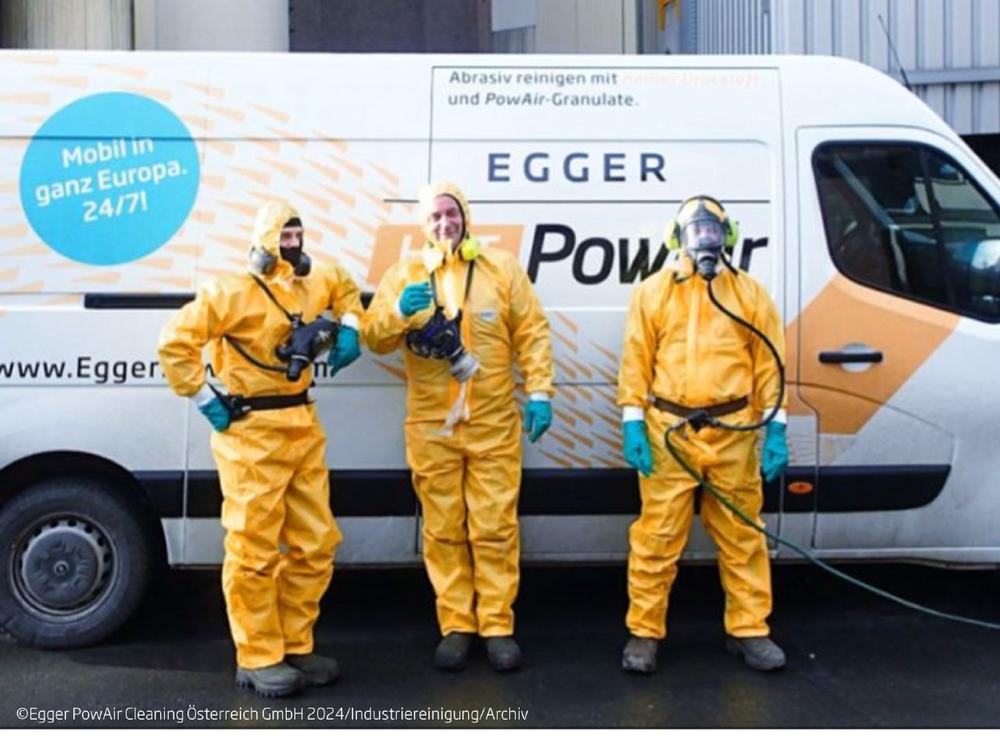 Die persönliche Schutzausrüstung bis Stufe 12 ist bei Industriereinigung von Anlagen durch Egger PowAir Cleaning selbstverständlich!