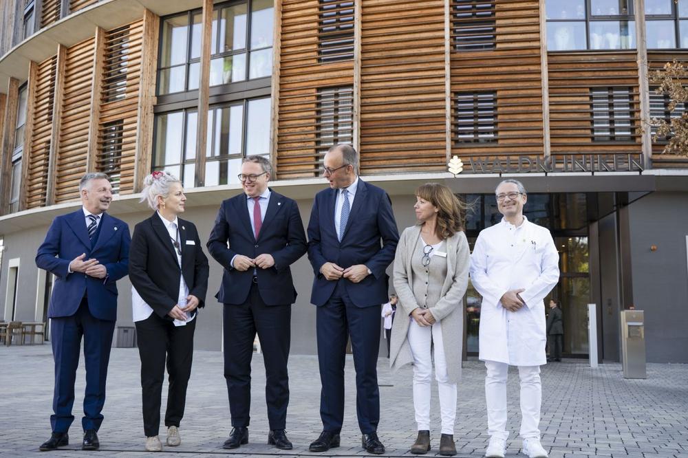 Bundeskanzler Merz und Ministerpräsident Voigt besuchen Waldkliniken Eisenberg – Einblicke in innovative Pflege- und Gesundheitsversorgung