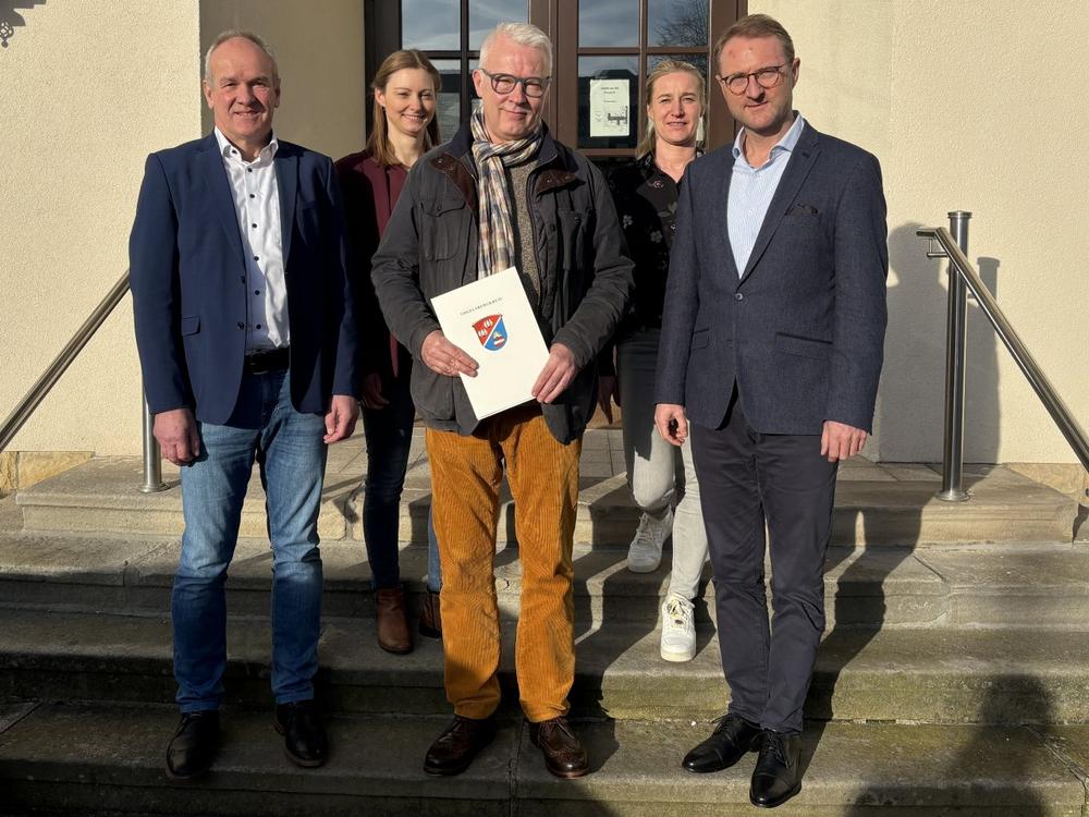 Knapp 32.000 Euro für Praxisausstattung: Landrat übergibt LEADER-Förderbescheid an Hausarzt Dr. Rottmann aus Homberg