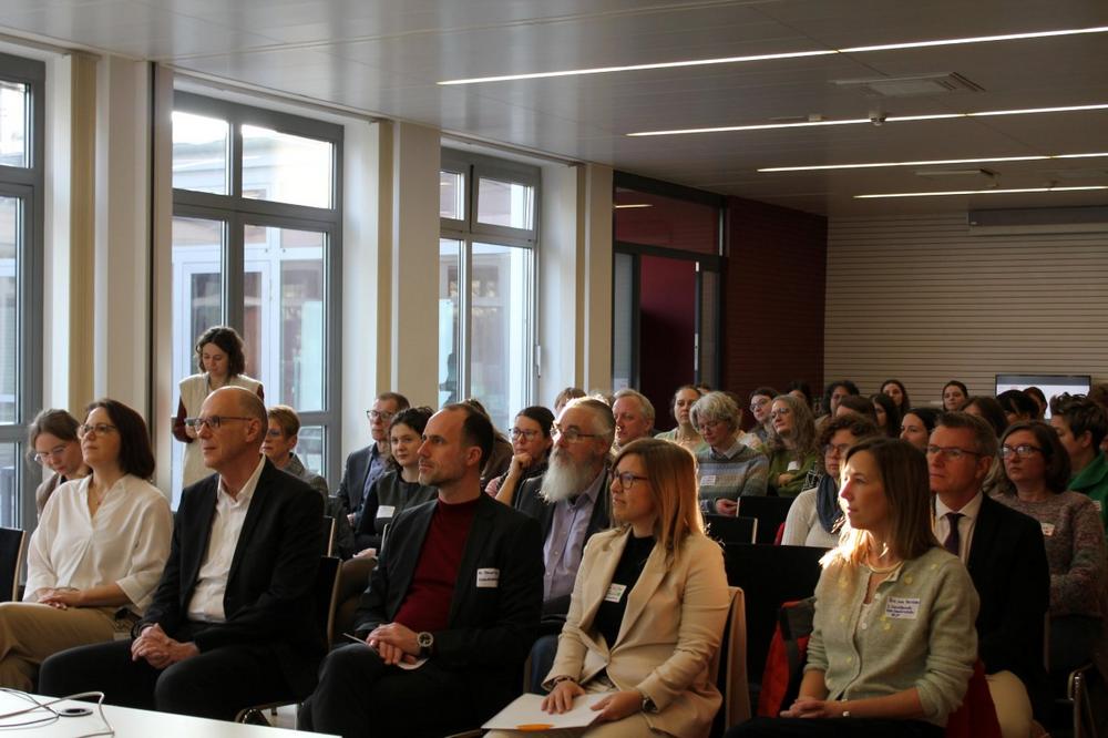 Erstes Symposium Hebammenwissenschaft: „Hebammenzentralen – Versorgung gestalten, Lücken schließen“