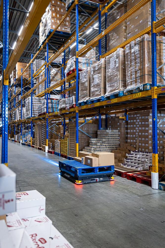 Lowpad Case Picking Software and AMRs: Redefining High-Performance Case Picking