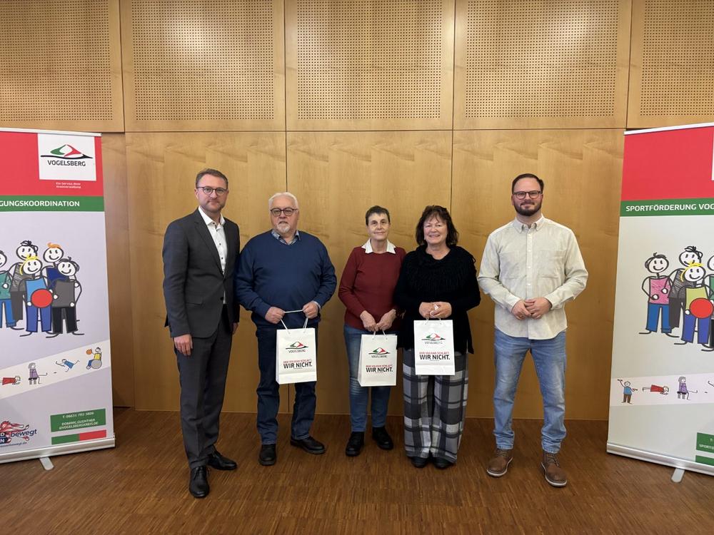 Genau 28.429 Kilometer: Landrat übergibt Preise an Gewinner der Bewegungsaktion „Wir gehen voran – 1 Tag, 1 Kilometer“