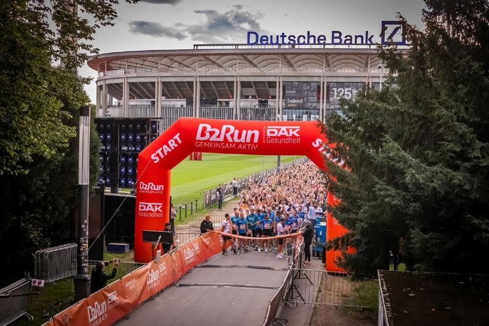 B2Run Frankfurt 2026: Firmenlauf mit Stadionfinale – Zieleinlauf in den Deutsche Bank Park