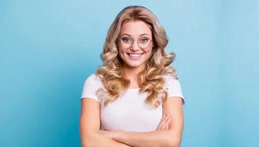 Natürliche Zahnaufhellung: So bekommst du strahlend weiße Zähne ohne Chemie