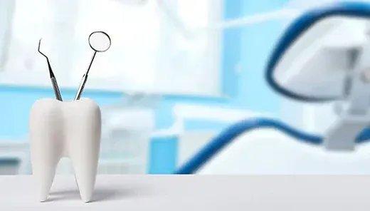 Zahnersatz richtig reinigen: Ultraschall schützt Prothesen, Implantate & Kronen