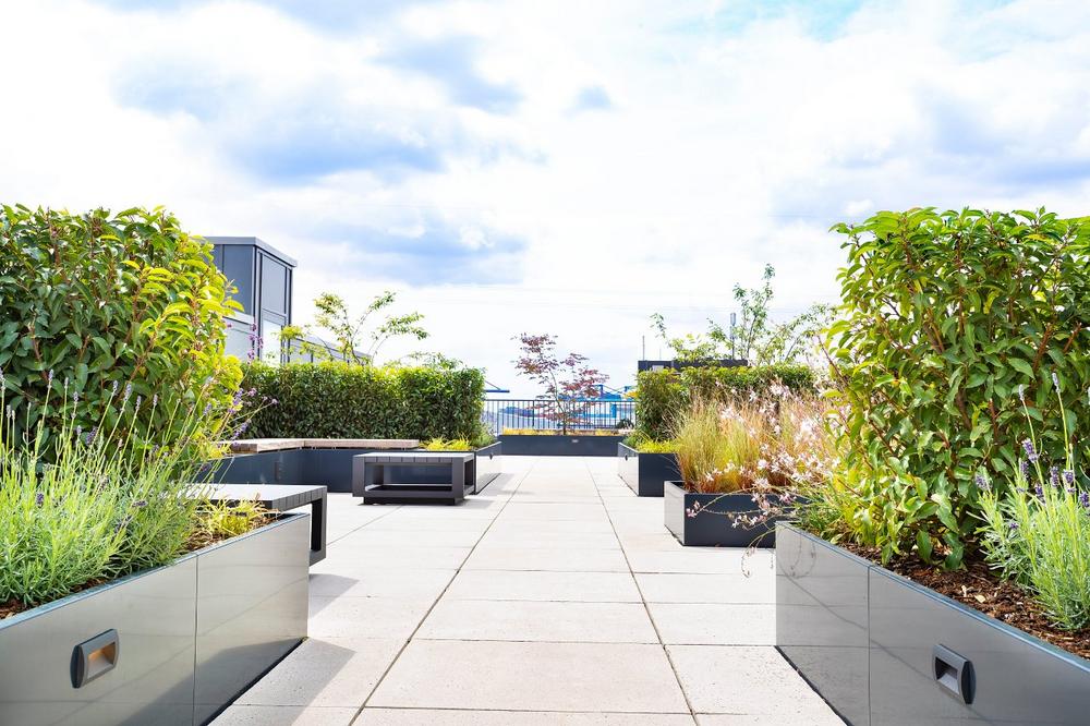 Begehbares Verkehrsdach mit Aluminium Randelementen von Optigrün.