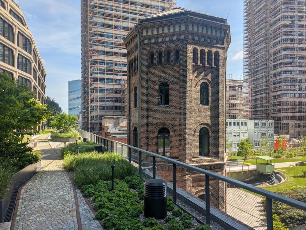 Innovatives Regenwassermanagement und eine grüne Dachlandschaft am Postbahnhof in Berlin.
