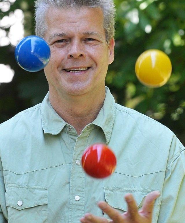 3 Bälle jonglieren lernen – Jonglierkurs für Anfänger am Di, 5. Dezember 2023 um 18 Uhr