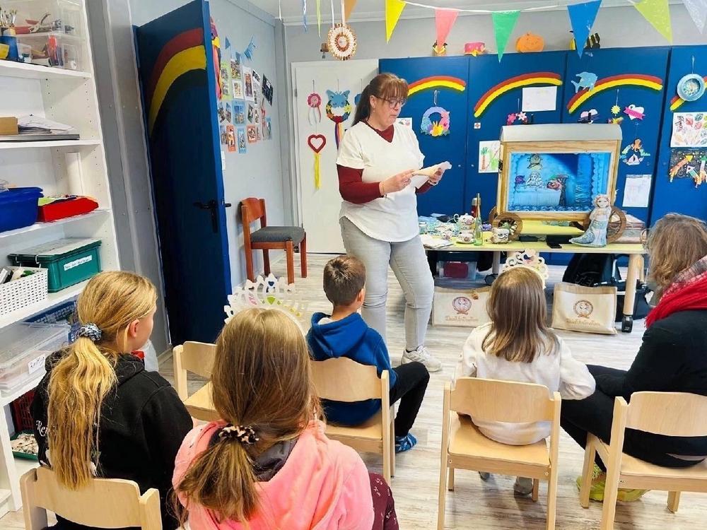 Krummhörn-Greetsiel / Lükko-Leuchtturm-Kinderhaus in Greetsiel: „Deichkrönchen“ Lesung und Erzähltheater