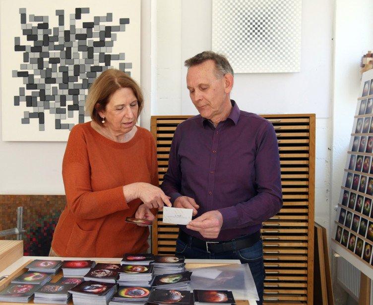 Das Schwarzwälder Künstler-Duo ArsCubis: Silvia Eisele und Achim Großmann kreieren aus Äpfeln und Birnen aus heimische Streuobstwiesen außergewöhnliche Kunst