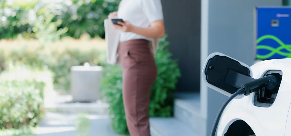 Dienstwagen zuhause laden: ENERANDO zeigt, wie Unternehmen eine praktikable und skalierbare Lösung aufsetzen