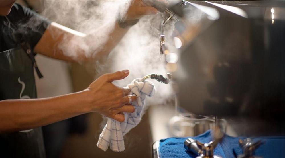 Kaffeemaschine reinigen: Warum dein Kaffee trotzdem komisch schmeckt und was wirklich dahinter steckt