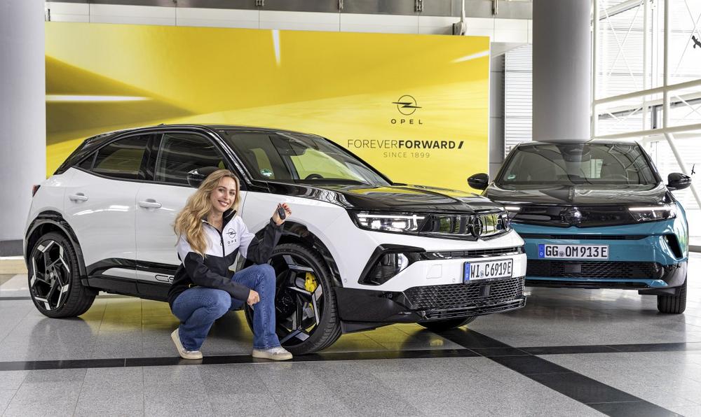 Adrenalin für den Alltag: Sophia Flörsch fährt ab sofort Opel Mokka GSE