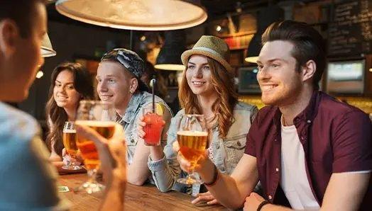 Alkohol und Mundgesundheit: Wie du bewusst genießt und trotzdem für ein gesundes Lächeln sorgst