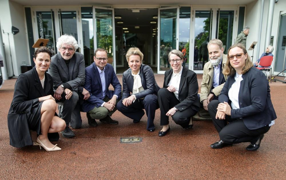 Stolpersteine vor der Philharmonie Essen erinnern an früheren Konzertmeister der Essener Philharmoniker und dessen Tochter