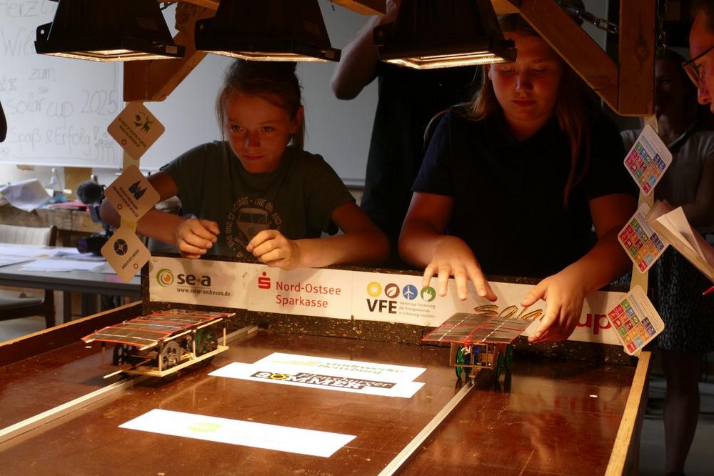 Anfeuern erlaubt: am 28. Juni starten Schüler-Teams in Glücksburg mit ihren Solar-Flitzern im Kampf um Pokale und die besten Ideen