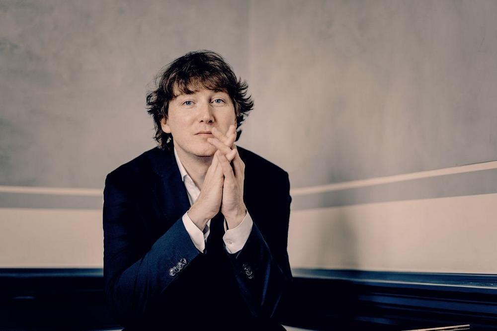 Maxim Emelyanychev spielt Mozart auf drei Instrumenten