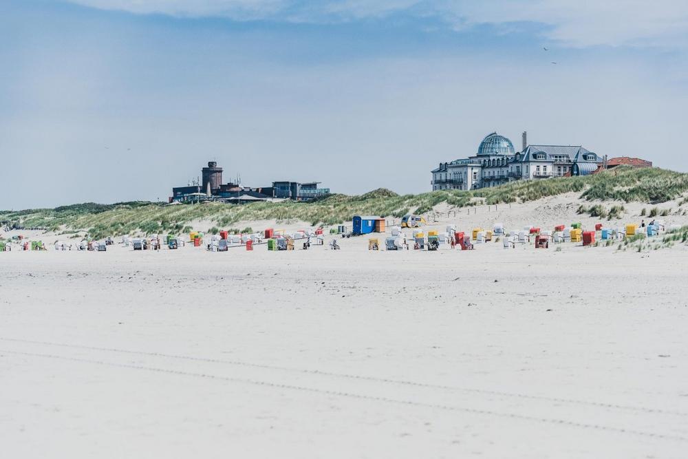 Workation auf den Ostfriesischen Inseln: Tiny Workspaces, Brainstormen im Strandkorb und Arbeitsplätze im Café mit Meerblick