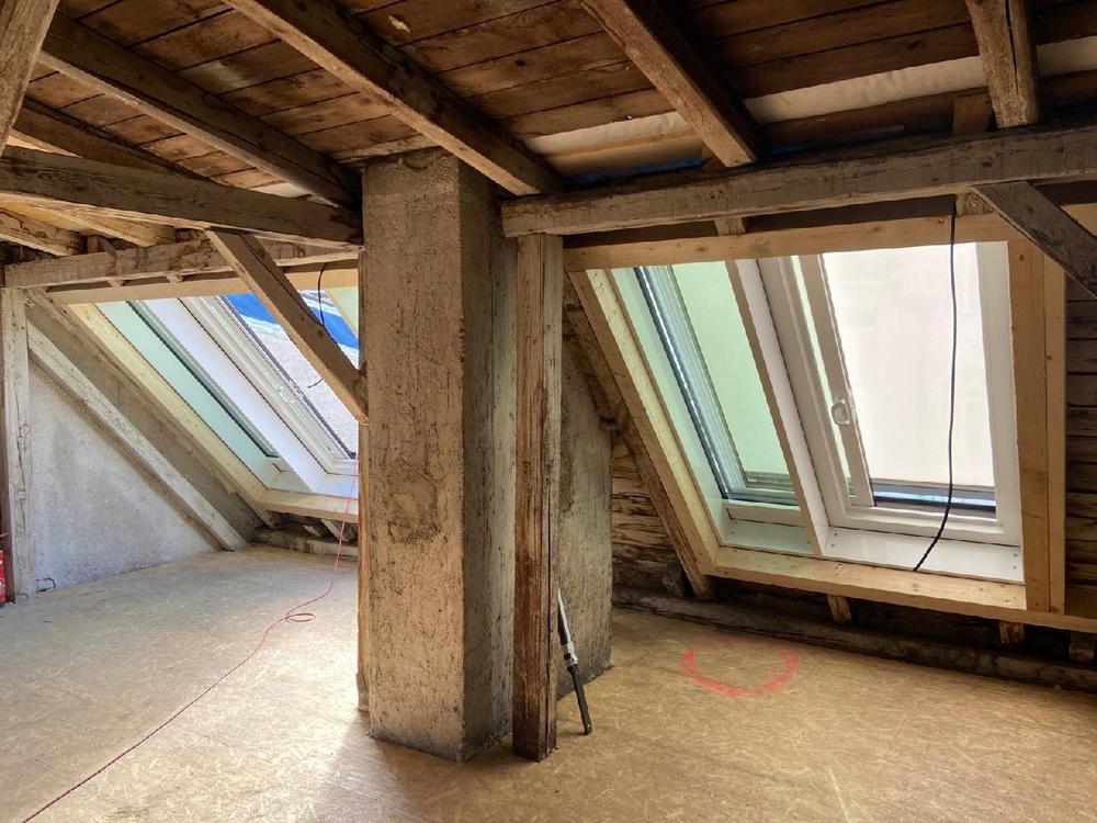 Dachschiebefenster statt Gaube im Münchner Glockenbachviertel: Maßgeschneiderte Lösung für den Dachspitz-Ausbau im Sinne des Denkmalschutzes