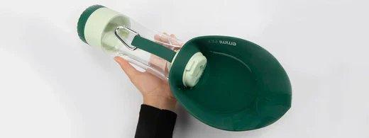 Wasser und Futter immer dabei: Die emmi-pet Hundetrinkflasche 2in1 für alle Abenteuer mit deinem Hund