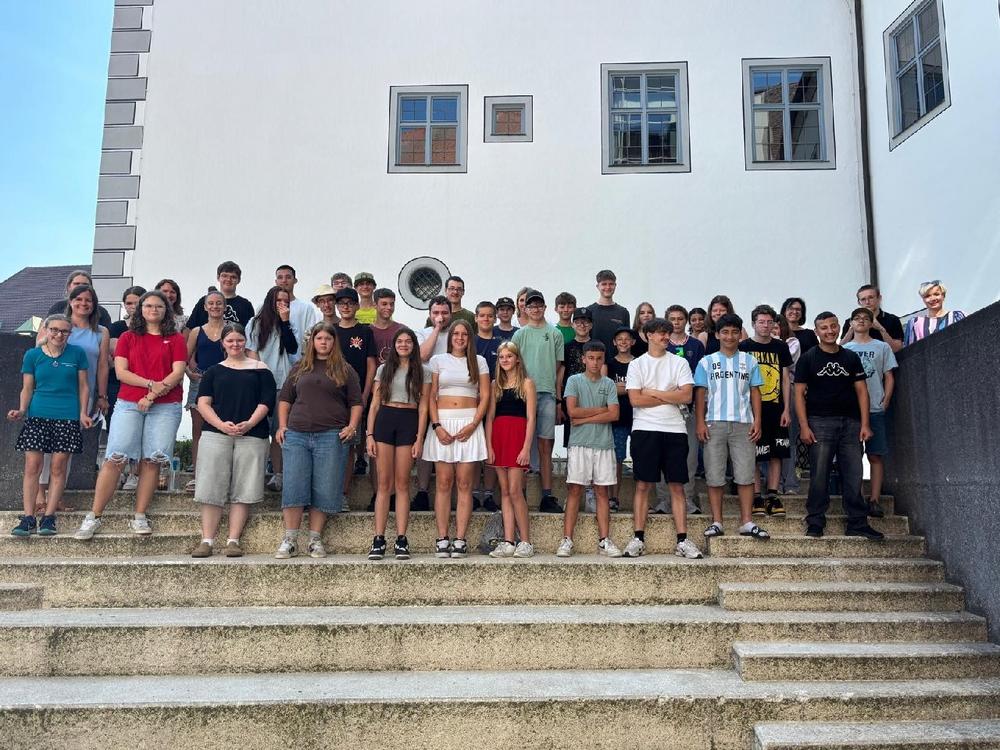Schülerinnen und Schüler der Sankt-Georg Schule aus Nördlingen besuchen das Landratsamt Donau-Ries