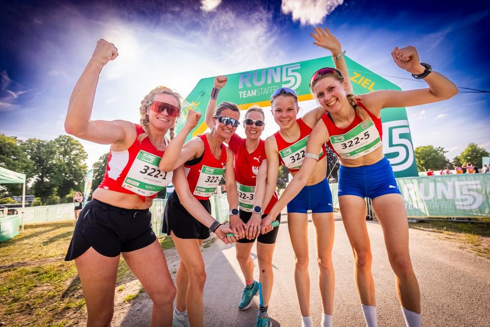 Sommerfest-Atmosphäre vor dem Kurhaus bei der RUN5 TEAMSTAFFEL in Wiesbaden