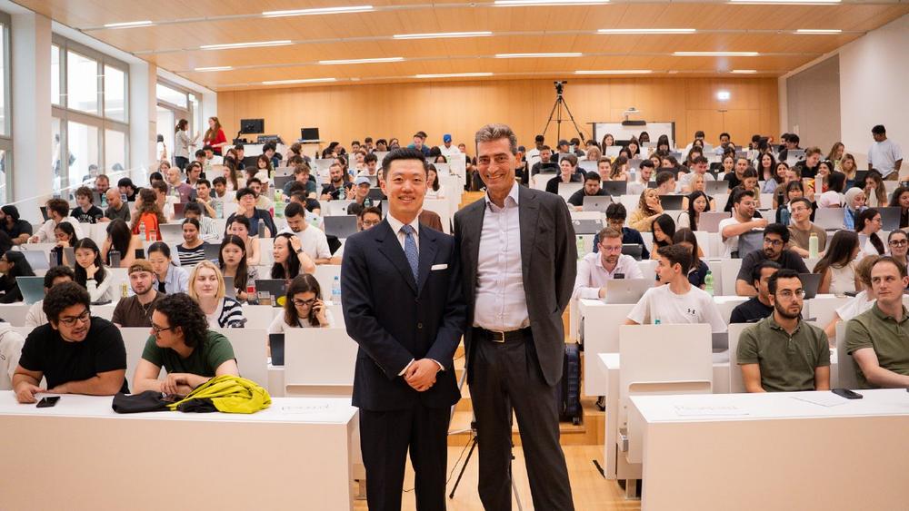 Andrea Sironi spricht bei der CEO Leadership Series am TUM Campus Heilbronn über Führung, Resilienz und Karriere