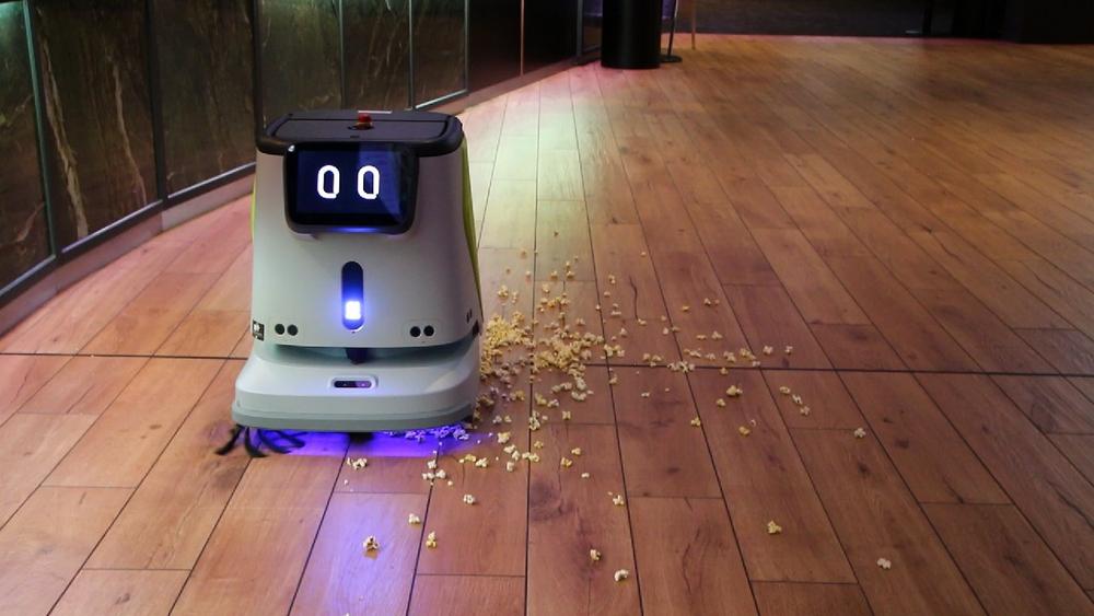 Saubere Sache: Wie Reinigungsroboter „Helene“ dem Cineplex Passau täglich Stunden schenkt