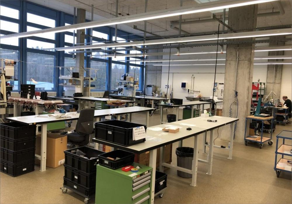 SWAN Analytische Instrumente AG optimiert Produktion mit modularen Arbeitsplatzlösungen von BeeWaTec