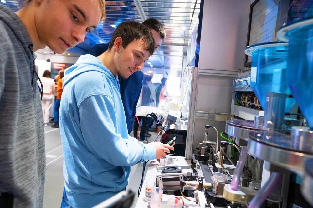 Faszination Industrie: Mobile Lern-Ausstellung in Riedlingen informiert über technische Berufe