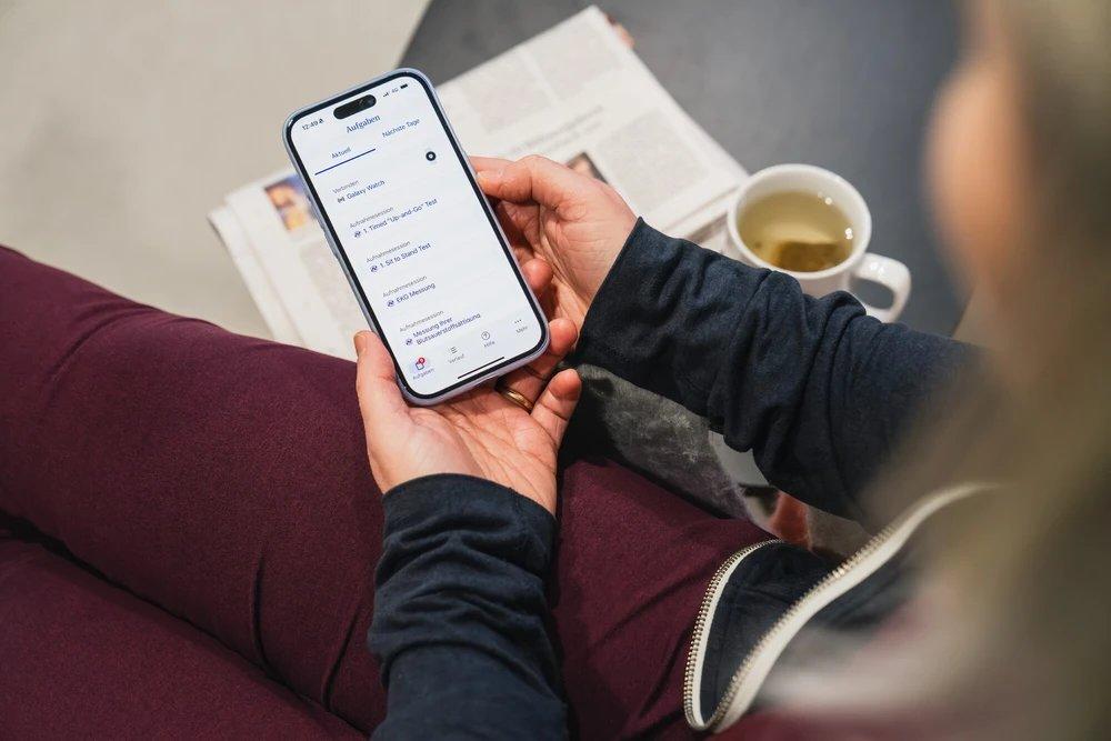 Eine Studie in Bewegung – Smartphones und Wearables in der Schlaganfallrehabilitation