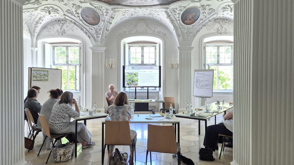 Mehr Wildnis wagen!– Wochenendseminar zum naturnahen Gärtnern in Kloster Irsee lotet die Stellschrauben für mehr Artenvielfalt im eigenen Garten aus