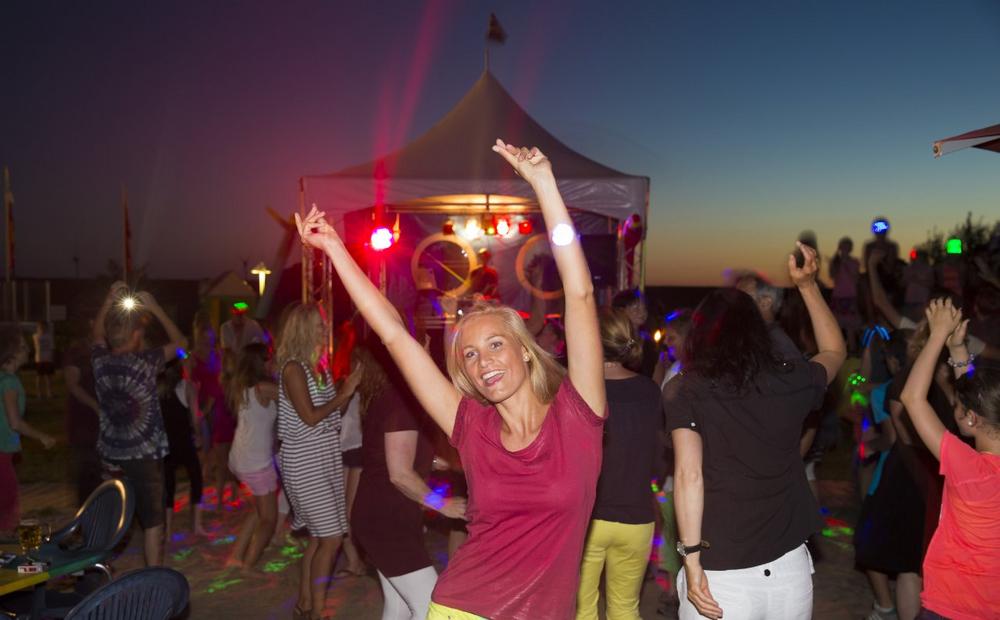 Butjadingen: Beachparty in der Nordsee-Lagune: Tanzen, Spielen und Sommerabend genießen