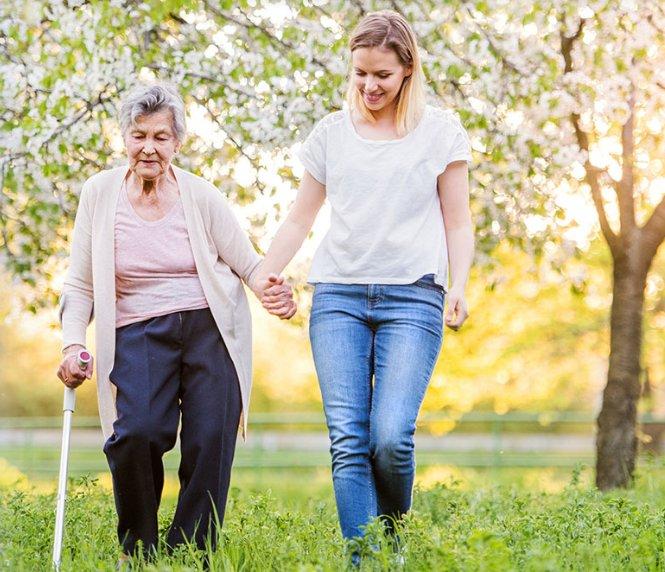 Seniorenbetreuung in Essen und Bochum während der Sommerferien: Homecare – die Alltagshelfer begleiten Senioren und entlasten Angehörige
