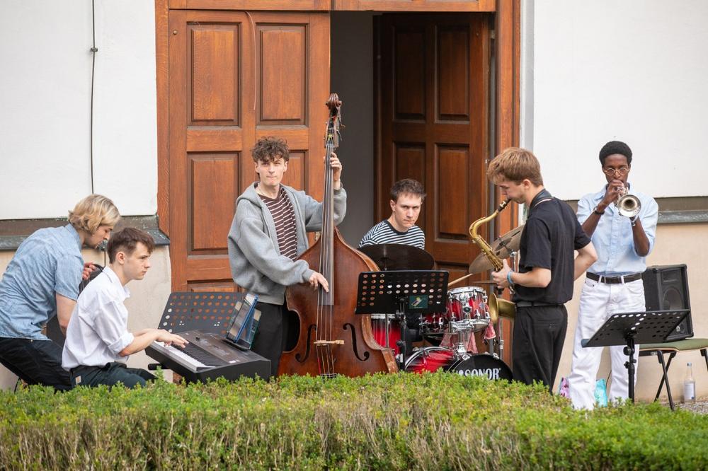 Petrus meint es gut mit Kloster Irsee: Bürgerfest zum 45. Jubiläum findet unter wolkenlosem Himmel statt