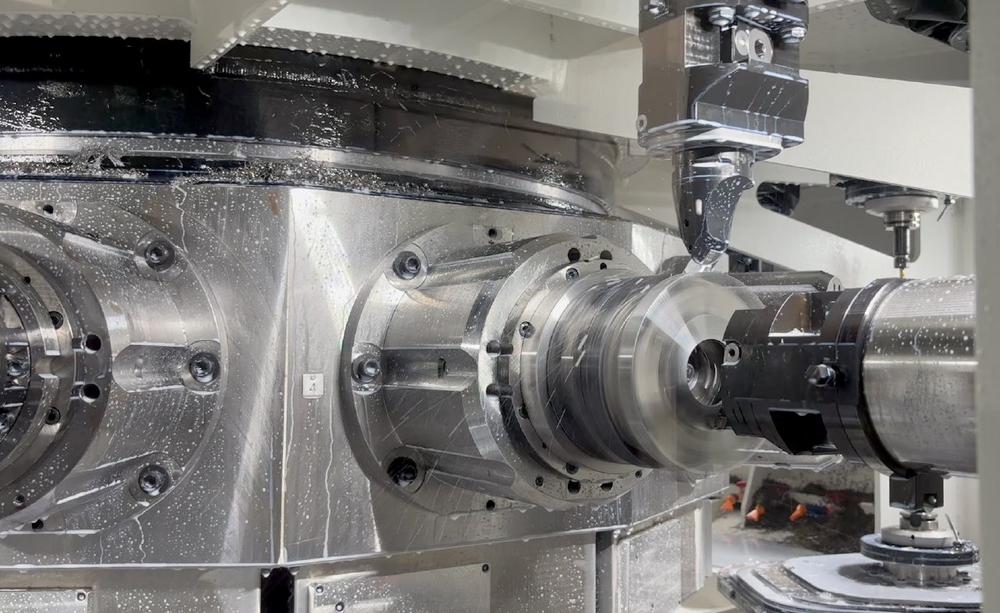 Über den traditionellen Transfer hinaus: Integration und Steuerung in einer überdimensionalen Maschine für die Automobilindustrie