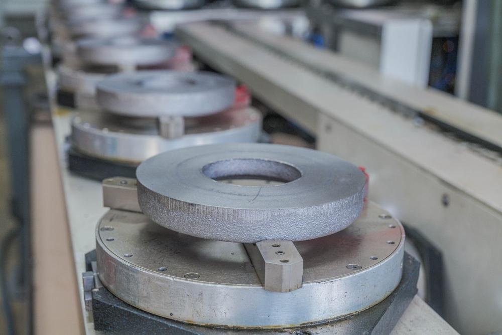 Neuer Ausgleichshalter von KEMPF eröffnet neue Möglichkeiten beim maschinellen Entgraten von Gussbauteilen auf Drehmaschinen