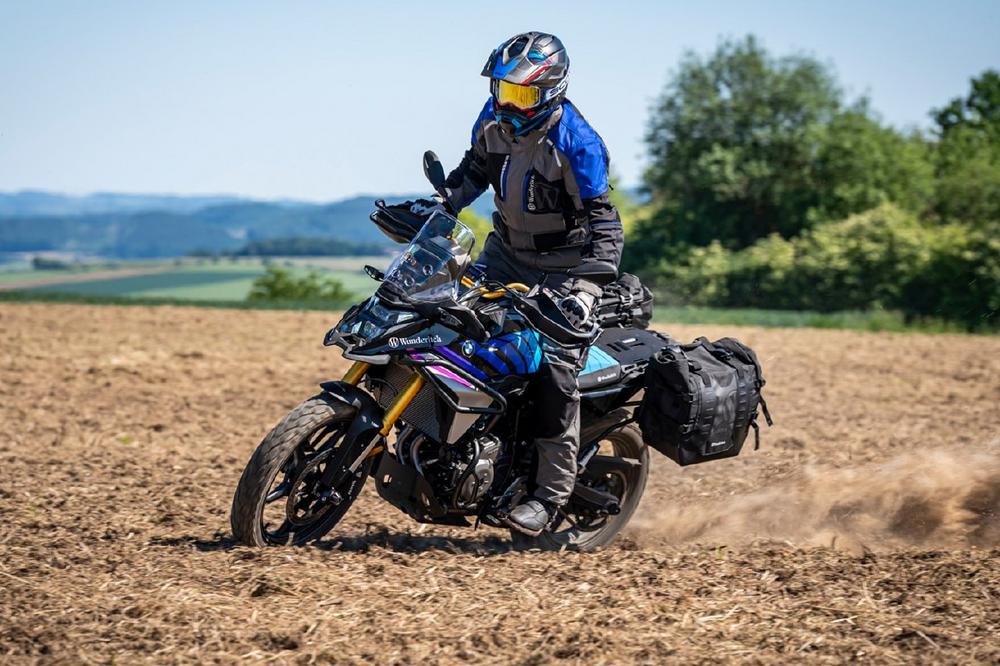 Nun auch für die BMW F 450 GS: Die Wunderlich Gepäckbrücke für den Soziussitz
