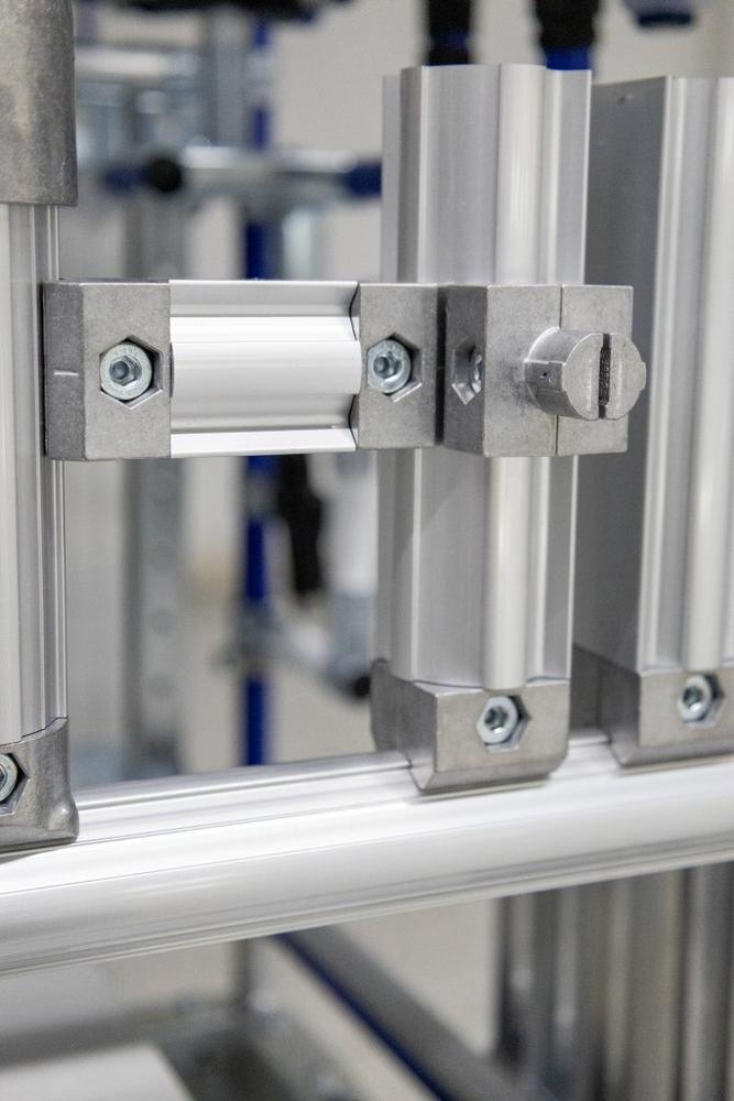 Aluminium-Vierkantsystem 28 × 28 mm: Flexible Profilvarianten für modulare Lean-Lösungen