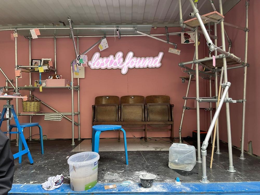 Social Innovation Lab: Noch bis Ende August ist das künstlerische Fundbüro „Lost& Found“ in der Bismarckstraße 55 zu Gast.