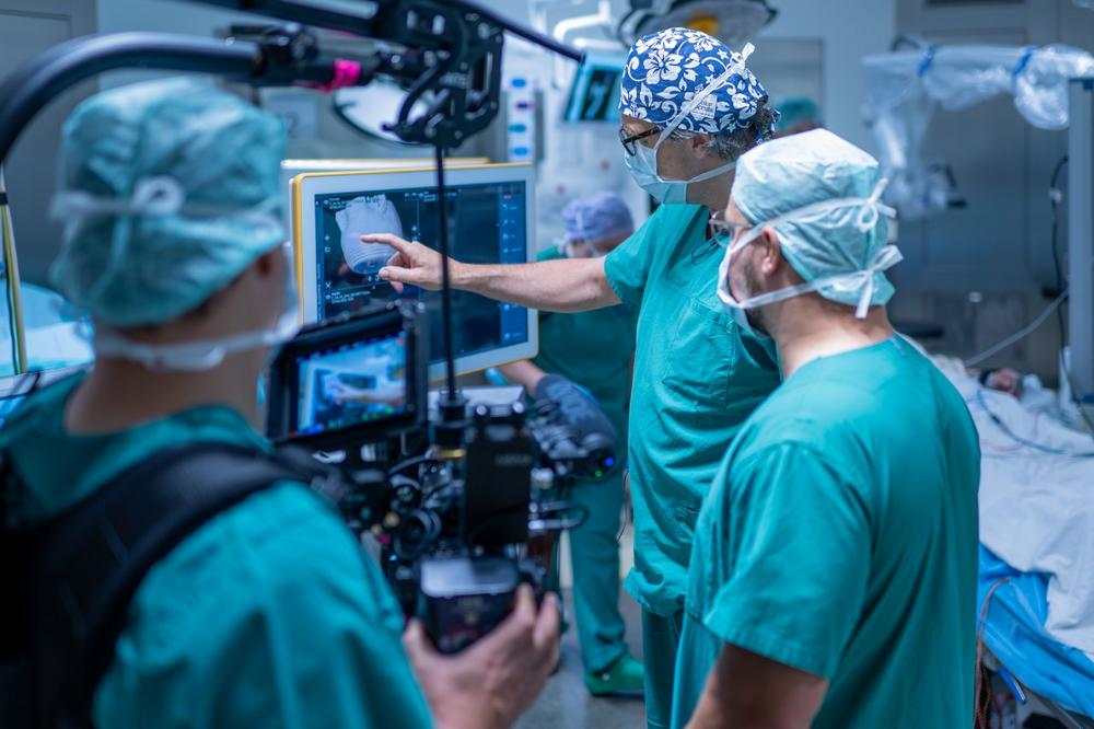 Hinter den Kulissen medizinischer Spitzenversorgung: Internationale Doku-Reihe zeigt Neurochirurgie am Klinikum Karlsruhe