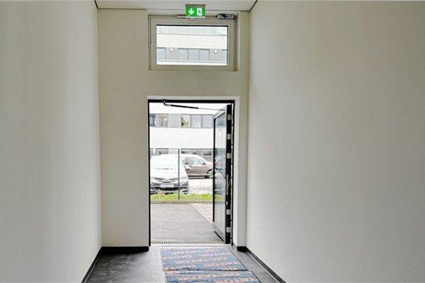 Türöffnungsbegrenzer TBP 10-29: Neue Edelstahl-Variante und geprüfte Einsatzmöglichkeiten für Flucht- und Rettungswege