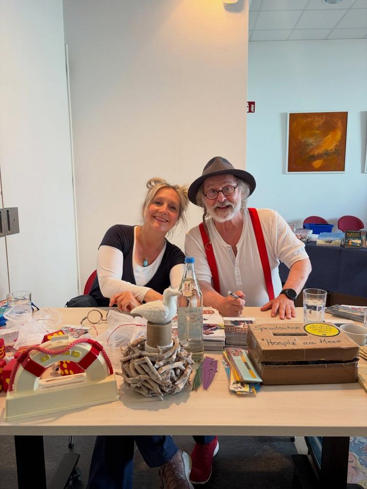 Bensersiel: Spannung, Musik und begeisterte Gäste: Erfolgreicher Abend mit Klaus-Peter Wolf und Bettina Göschl in Bensersiel