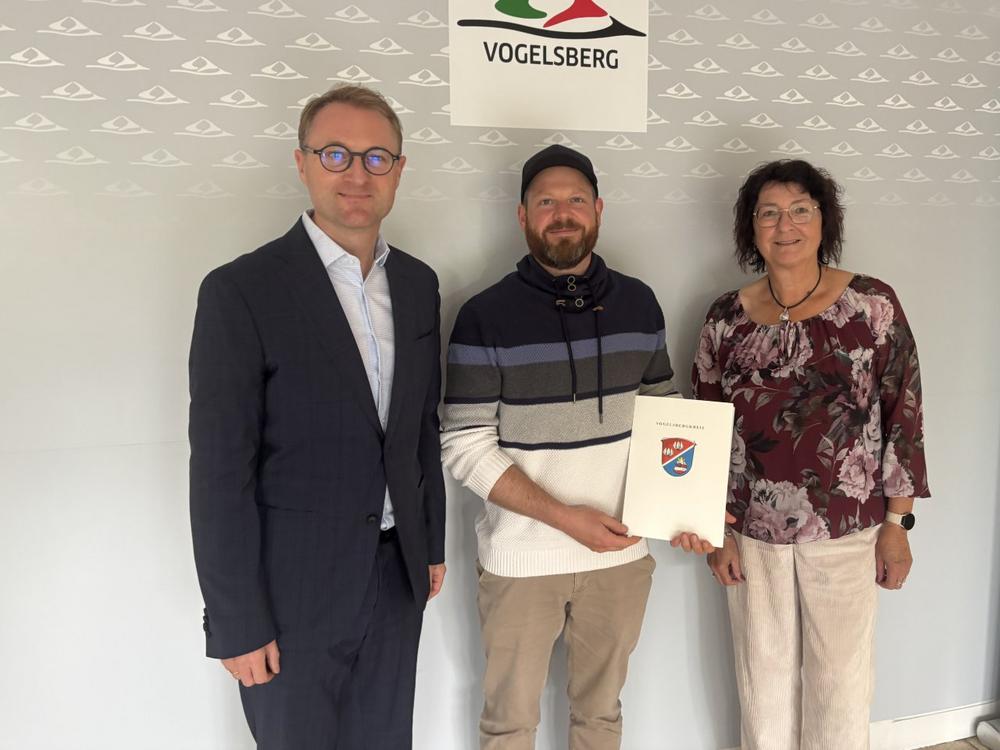 Wichtige Vereinsinvestition: Landrat Dr. Mischak übergibt Mittel aus der Sportförderung an den TC Grebenhain