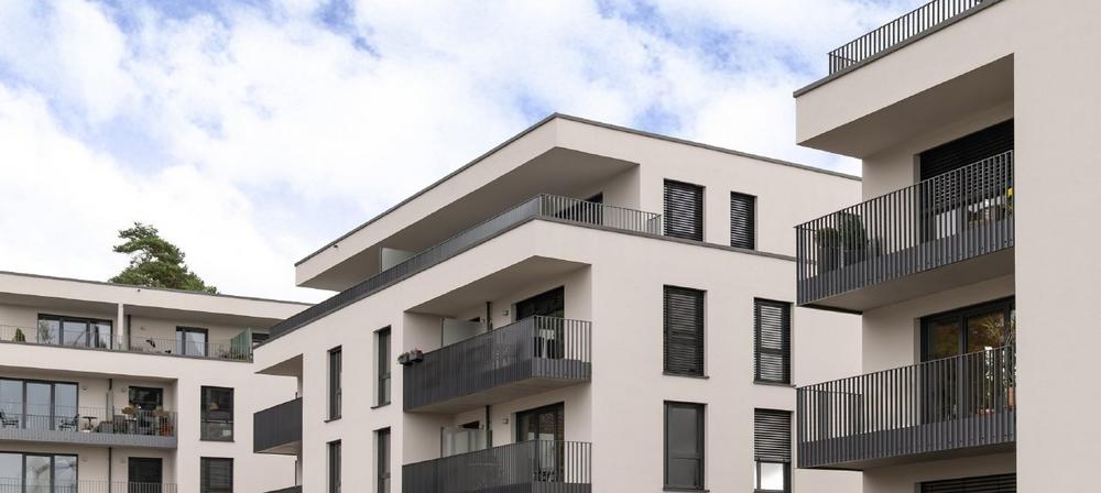 Referenzprojekt Oerlinghausen: Moderner Geschosswohnungsbau vollendet mit dem Stabgeländersystem LAMINA