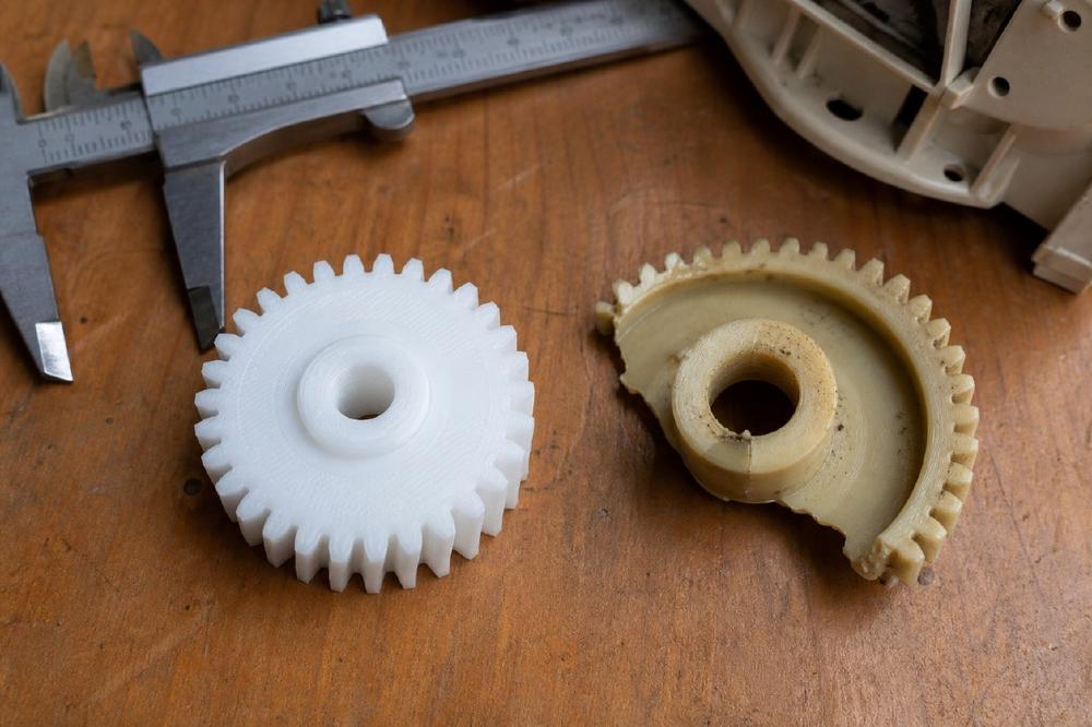 Ersatzteile aus dem 3D-Druck stehen im EU-Reparaturrecht: Richtlinie 2024/1799 nennt gedruckte Teile ausdrücklich und schützt freie Werkstätten